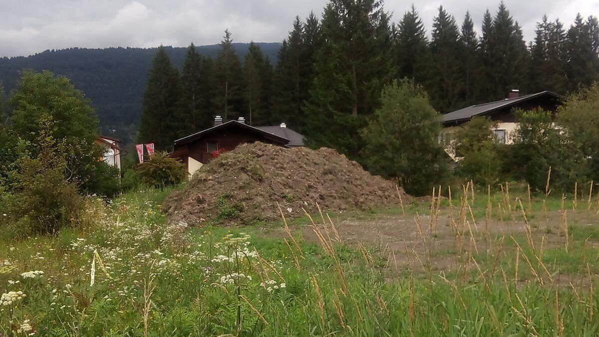 Auf einer unbebauten Bauparzelle wurde Erde vom Straßenbankett abgelagert