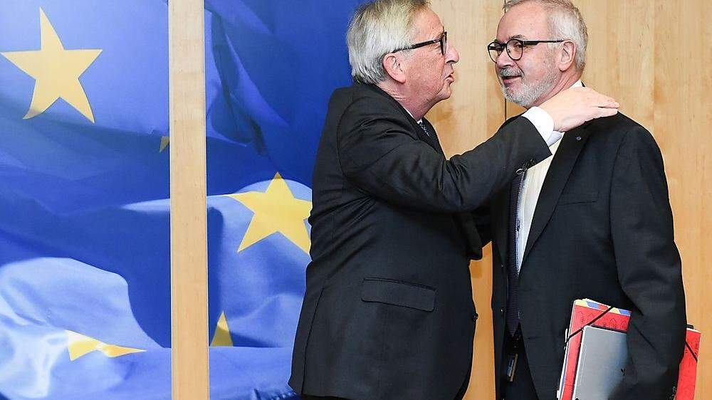 EU-Kommissionspräsident Jean-Claude Juncker begrüßt den Präsidenten der Europäischen Investmentbank Werner Hoyer