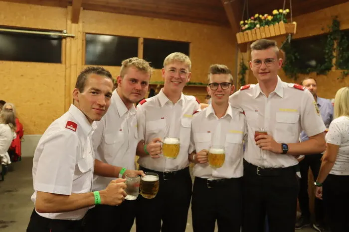 Zahlreiche Feuerwehrkameraden aus den umliegenden Wehren, sowie die Partnerwehr Außervillgraten aus Osttirol, feierten mit der FF St. Michael ihr besonderes Jubiläum.