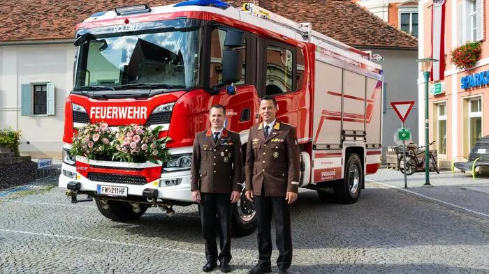 Zu diesem Festakt mit Fahrzeugsegnung am Hauptplatz konnte ABI Stefan Prinz zahlreiche Ehrengäste begrüßen, angeführt von Landeshauptmann Christopher Drexler mit Gattin, die Landtagsabgeordneten Wolfgang Dolesch und Hubert Lang, Bezirkshauptfrau Kerstin Raith-Schweighofer, die Bürgermeister Josef Pfeifer und Gerald Klein, sowie Abordnungen von 12 Feuerwehren aus der Region, die Musikkapelle Pöllau und die sechs Fahrzeugpatinnen. 
