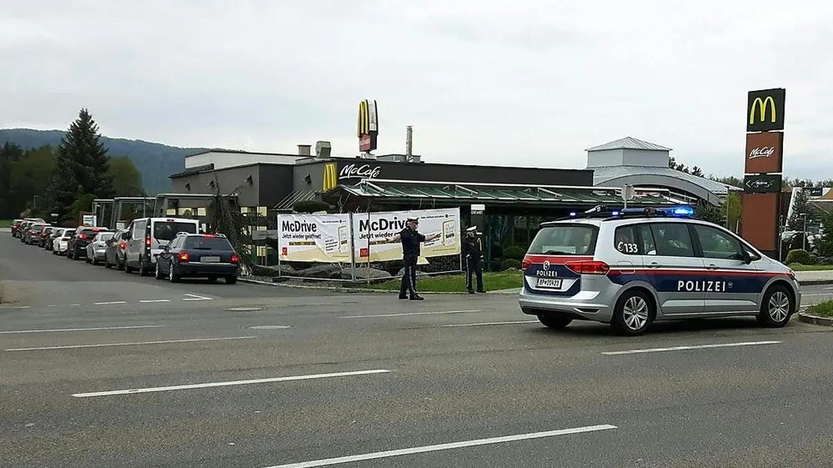 Lange Warteschlange vor dem McDrive in der Völkermarkter Straße in Klagenfurt