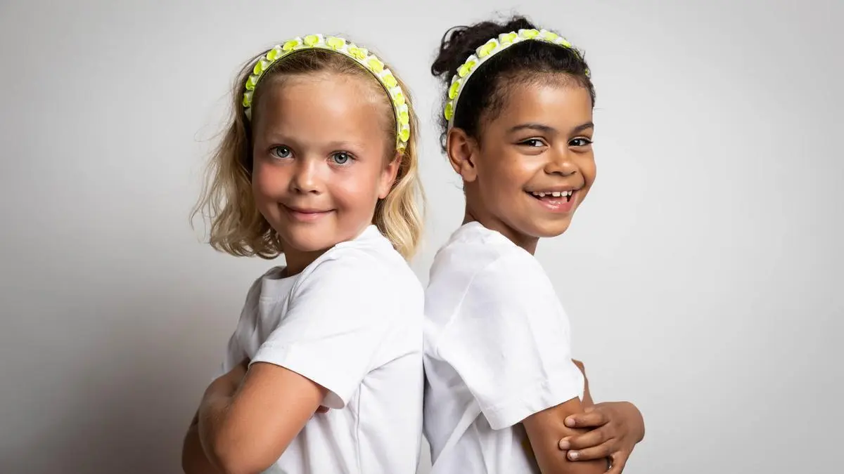 Die Haarreifen näht Andrea Jack-Voigt unter anderem aus Fahrradschläuchen