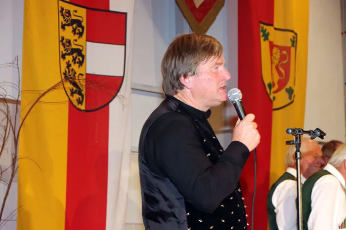 Als Spre­cher fun­gierte Pfarrer und MGV-Chorsänger Chris­ti­an Strom­ber­ger mit sehr viel Witz und Charm. 
