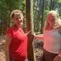 Gabriele Sieder (rechts) ließ Teilnehmende im Wald „abtauchen“
