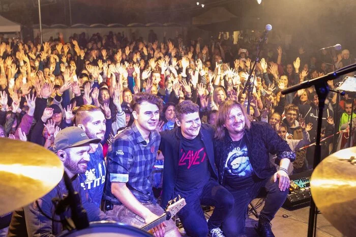 Der Auftritt war am 16. September im Rahmen des Burgsommers. Chris Stegers Musik sprach ein breites Publikum an. Den Abend eröffnete übrigens die aufstrebende Südtiroler Musikerin Elisa Leen. 