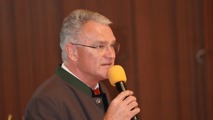 Der neugewählte Bürgermeister Alexander Thoma begrüßt den Bezirkshauptmann und die anwesenden Mitglieder und Ersatzmitglieder des Millstätter Gemeinderates