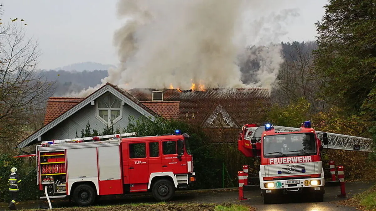 Acht Feuerwehren sind beim Wohnhausbrand in Edersgraben im Einsatz