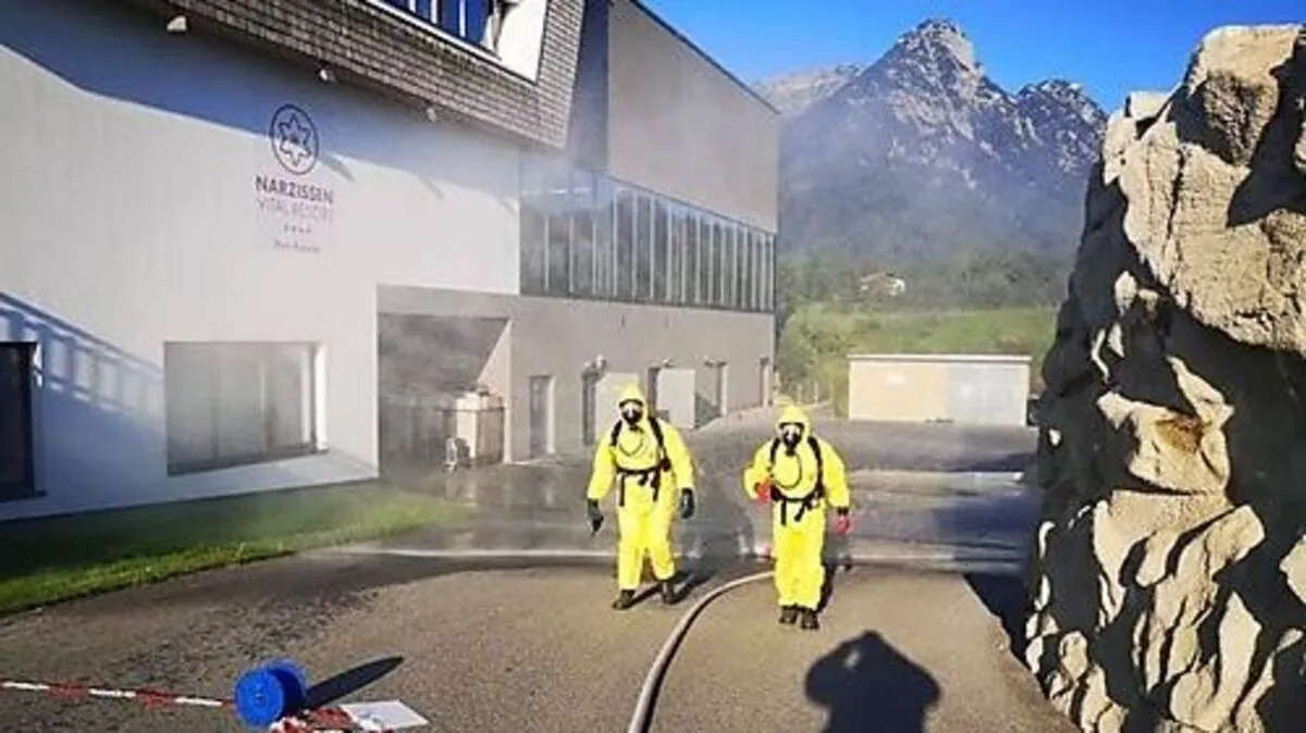 Mit Schutzanzügen und Atemschutz ausgerüstet, konnten die Einsatzkräfte den Keller betreten