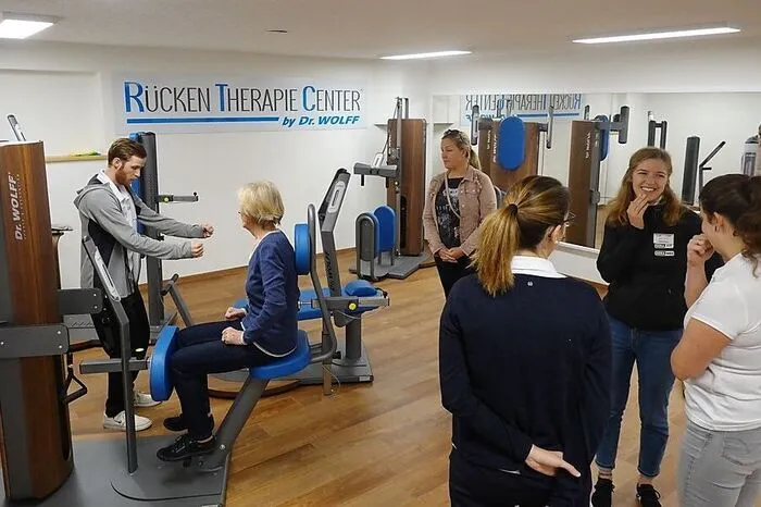 Rücken-Therapie-Center eröffnet Eine innovative Rückentherapie bietet jetzt das Fitnesscenter Sera in Greith in der Gemeinde Mitterdorf an der Raab. Mit einem Tag der offenen Tür wurde das "Rücken-Therapie-Center" mit Einführungsvorträgen des Physiotherapeuten Andreas Mai eröffnet. Die angewendete Methode wurde vom Deutschen Dr. Hartmut Wolff in den vergangenen 20 Jahren entwickelt. Von einem geschulten Experten werden bei Rückenschmerzen mit einer "MediMouse" Fehlstellungen der Wirbelsäule erkannt, die dann mit einem von Therapeuten und Trainern begleiteten Training auf speziell dafür entwickelten Geräten therapiert werden können.