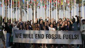 COP28 Teilnehmer mit Transparent | Demonstranten auf dem Gelände der COP28