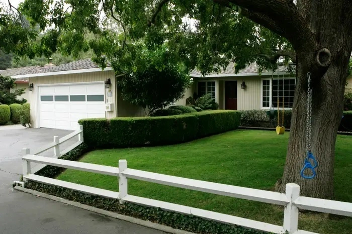 Zunächst siedelte sich das neu gegründete Unternehmen direkt an der Stanford-Uni an. Bald aber siedelte Google in die Garage von Susan Wojcicki. 