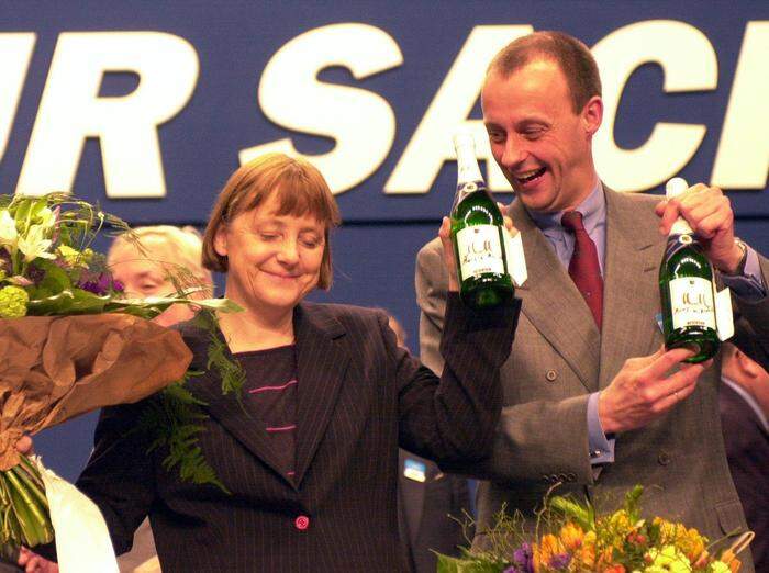 Ein Bild aus besseren Zeiten: Angela Merkel jubelt mit dem CDU-Fraktionsvorsitzenden Friedrich Merz nach ihrer Wahl zur neuen CDU-Vorsitzenden auf einem CDU-Parteitag in der westdeutschen Stadt Essen im Jahr 2000