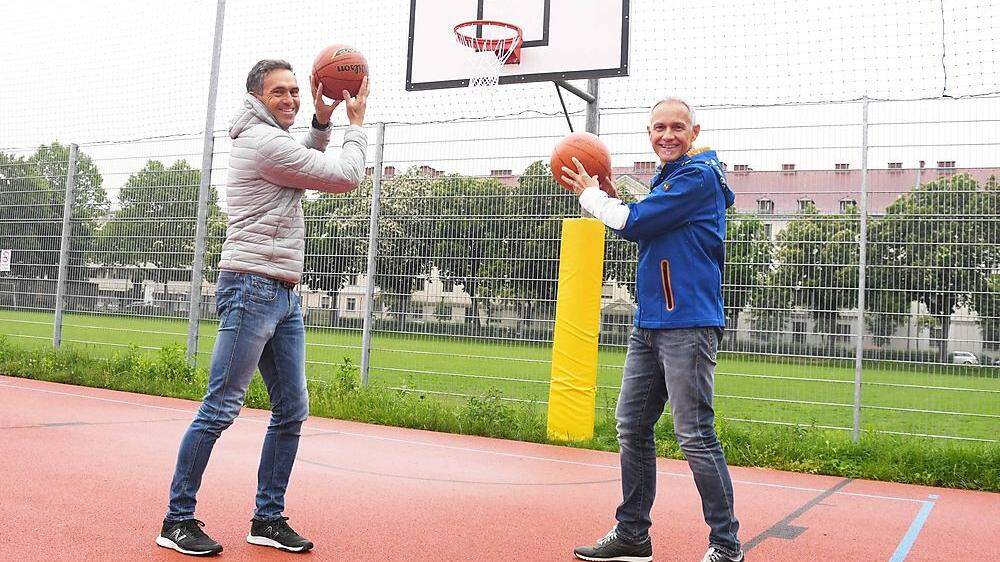 Sportreferent Jürgen Pfeiler und Sportamtsleiter Mario Polak freuen sich, Sportplätze wieder öffnen zu können.