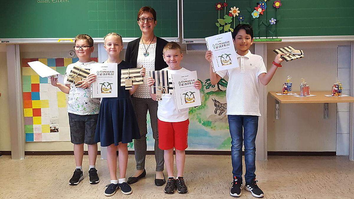 Direktorin Agnes Mayr mit Christoph, Malou, Daniel und Vashti, die sich über ihr Zeugnis freuten