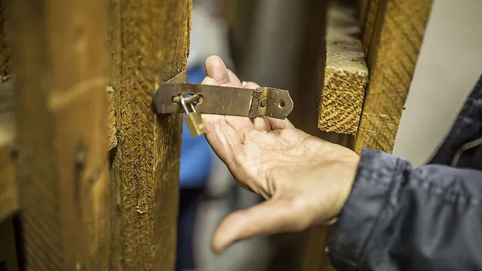 Die Vorhängeschlösser waren aufgebrochen