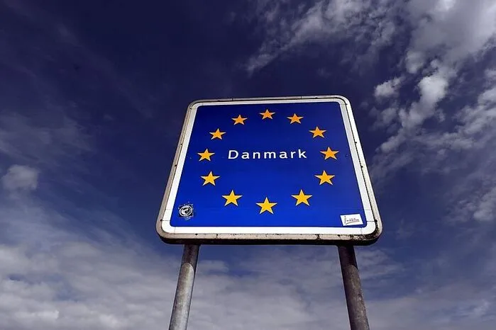 Dänemark ist eines der Länder, die eine Ausnahme in den EU-Verträgen haben. Das Land ist nicht verpflichtet den Euro einzuführen. Dennoch ist die dänische Krone mit einem fixen Wechselkurs an die Gemeinschaftswährung gekoppelt.