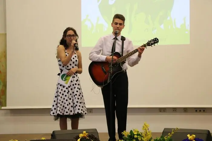 Julia Graßmuk und Felix Beichtbuchner eröffneten im Anschluss das Bezirksjugendsingen mit dem Lied "Dann kommt die Musik" der österreichischen Band Flowrag. Die Beiden führten danach durch den Tag.