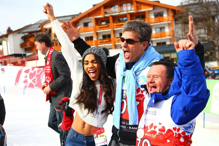Special-Olympics-Boss Tim Shriver mit Youtuberin Teala Dunn und dem griechischen Snowboarder Chryso Boutzionas