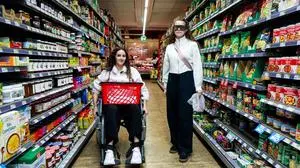 Wir haben den Selbstversuch gemacht, um unseren Blick für Barrieren zu schärfen und zukünftig achtsamer zu sein