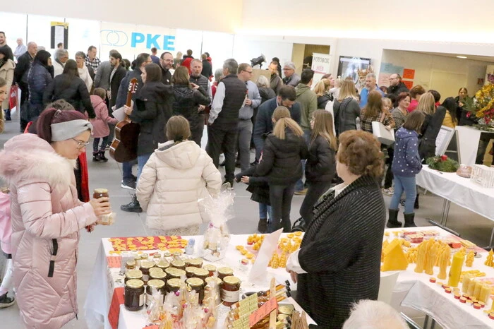 Unter den zahlreichen Besuchern unter anderen gesichtet:  Landtagsabgeordneter Günter Leikam, Bürgermeister Martin Kulmer, die Unternehmer Gert Puck und Mario Sucher, Trafikant Karl Besold, Grillprofi Heribert Weiss sowie Musikexperte Martin Radinger. 