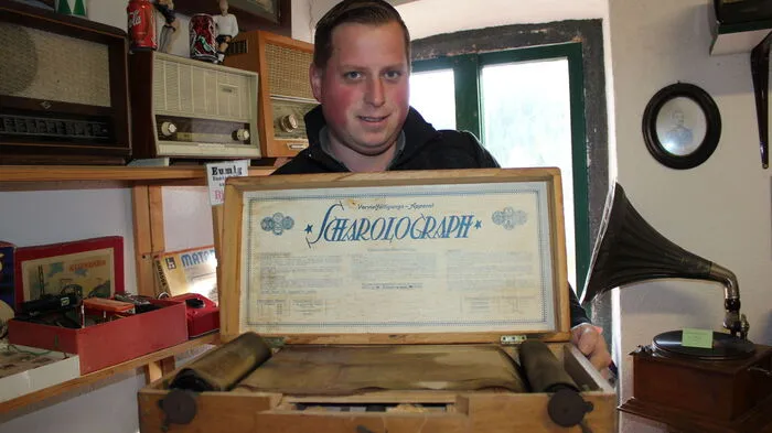 Der Scharolograph Dabei handelt es sich um einen historischen Vorläufer heutiger Kopiergeräte aus dem Jahr 1886. "Den hat mein Vater einmal am Flohmarkt erwischt", erzählt Christopher Hausegger.