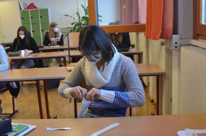 Lena Schreiner öffnet die Verpackung - gar nicht so einfach!