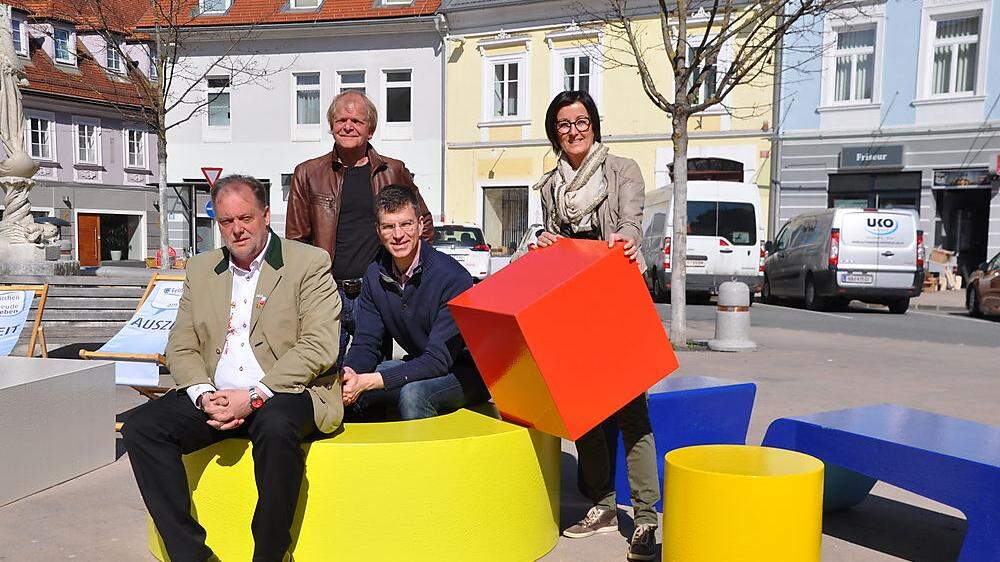 Treffner, Erhard Blaßnig, Heinz Breschan und Andrea Pecile (von links) mit den neuen Sitzgelegenheiten