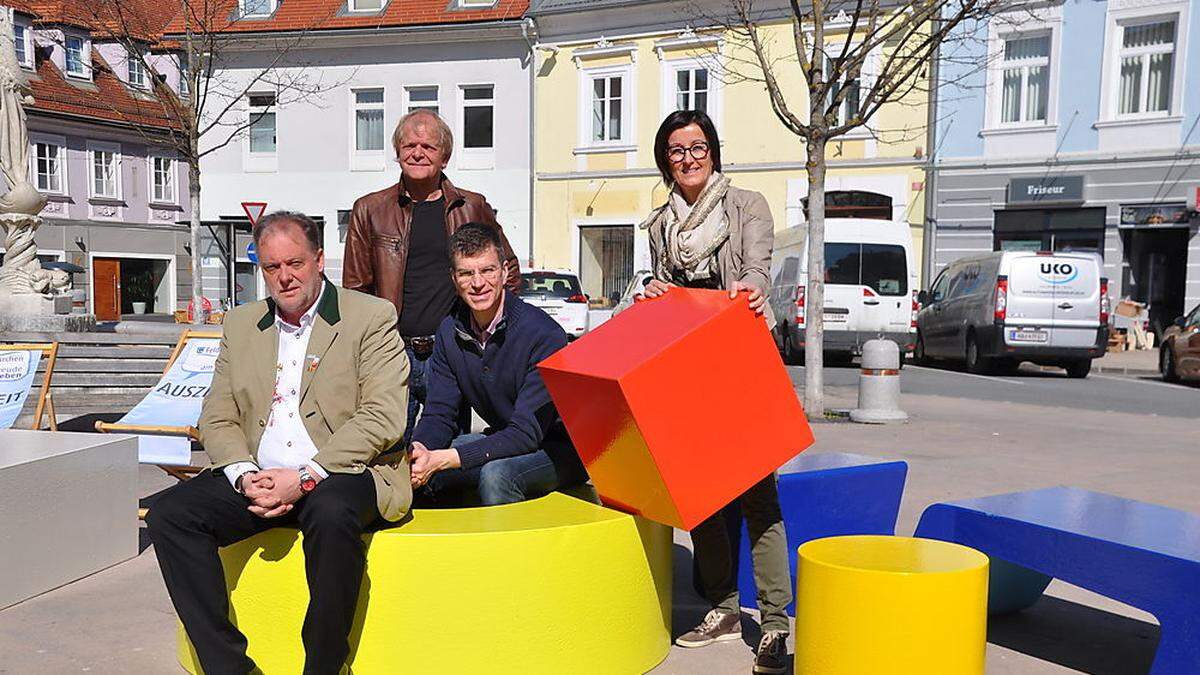 Treffner, Erhard Blaßnig, Heinz Breschan und Andrea Pecile (von links) mit den neuen Sitzgelegenheiten