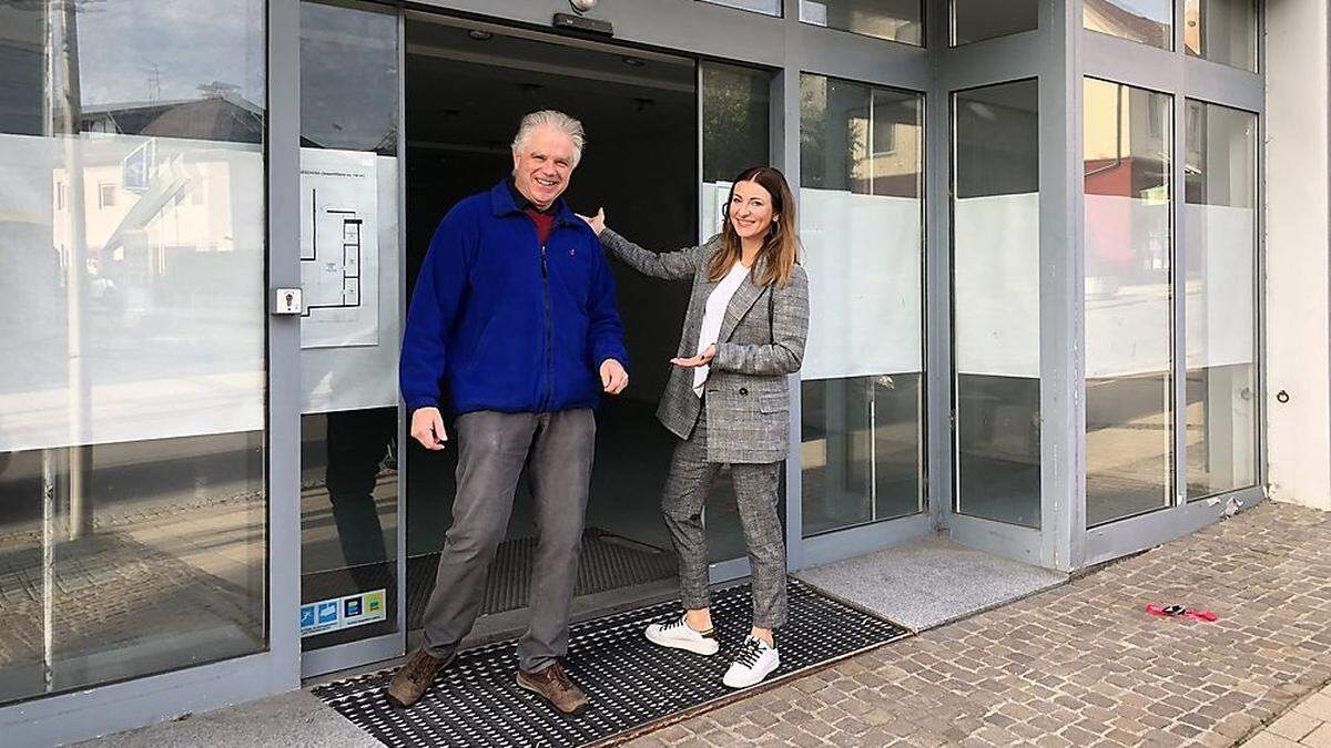 Martin Laggner und Brigitte Truppe vor dem Store in der 10.-Oktober-Straße 4