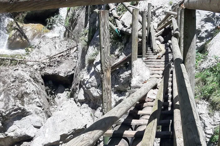 Ein Großeinsatz war die Folge, die neun Verletzten wurden aus der Klamm gebracht und die Leichen der beiden Frauen geborgen.