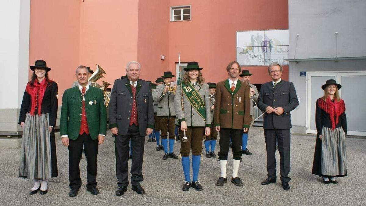 Die Trachtenkapelle Tragöß mit Landeshauptmann Hermann Schützenhöfer und Kulturlandesrat Christopher Drexler