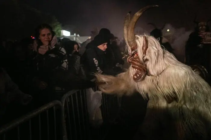 Krampusgruppen aus ganz Österreich nahmen am Krampuslauf teil und zeigten ihre aufwändig gestalteten Verkleidungen. 