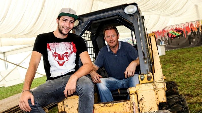 Hunderte Menschen sind wie Michael Šumnik und Mathias Kunauer am Aufbau des Wiesenmarktes beschäftigt.