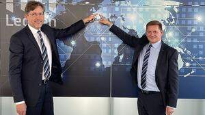 Peter Schneider, CSO AT&S AG und Bürgermeister Kurt Wallner zeigen sich erfreut über die Millionen-Investition am Standort in Leoben-Hinterberg