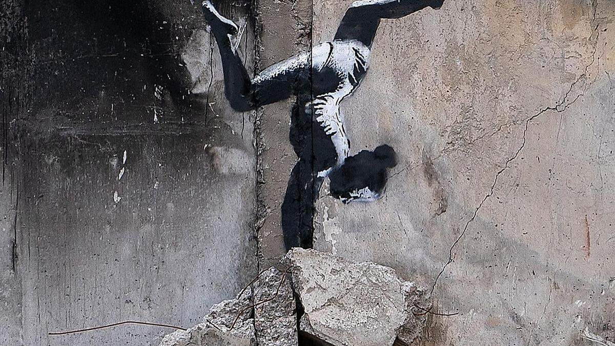 Das besagte Werk zeigt ein Mädchen, das scheinbar auf Trümmern einen Handstand macht