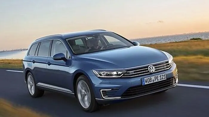 Der VW Passat kam Ende 2014 ganz frisch auf den Markt, kann eigentlich alles besser als sein Vorgänger und sieht zudem auch noch besser aus. Jedenfalls reichte das, um den Absatz von 2759 Stück 2014 auf 4592 Exemplare dieses Jahr zu steigern. Satte 66,4 Prozent mehr also, und damit ein wohl verdienter Marktanteil von 1,6 Prozent für den großen Wolfsburger.