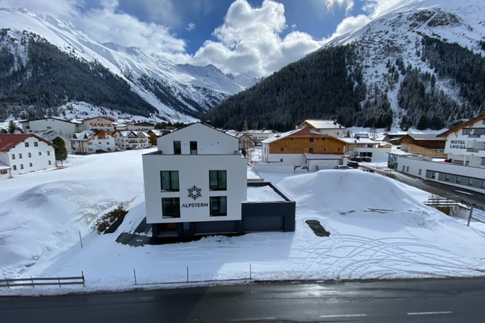 Bis über die Straße raste die Lawine damals und riss die Häuser am Rand der Wiese mit sich
