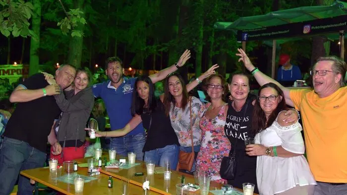 In der Waldarena in Viktring waren die Gäste der Freiwilligen Feuerwehr Viktring / Stein - Neudorf ab dem frühen Abend am Feiern. Die Chaos-Partyband lieferte einen Partyhit nach dem anderen ab. Diesmal war auch der Antenne Bus mit dabei. Dort durfte man Hits raten.