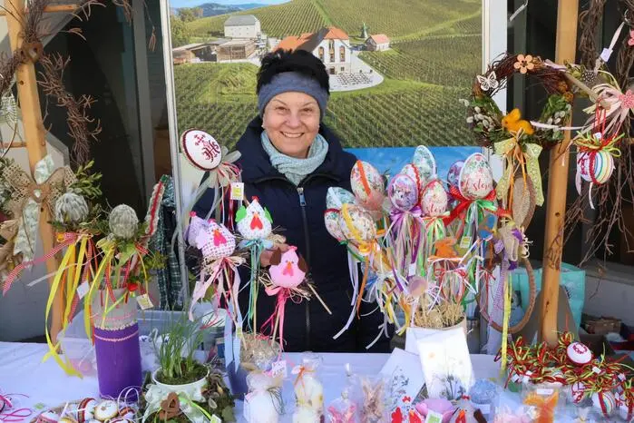 Ganz im Zeichen des Osterfestes präsentierten regionale Aussteller liebevoll gestaltete Produkte – von kunstvoll bemalten Ostereiern über handgefertigte Dekoration bis hin zu kulinarischen Spezialitäten aus der Region Kärnten. Die Veranstalter zeigten sich erfreut über den starken Besucherandrang und betonten die Bedeutung des Marktes als wichtigen Treffpunkt für die Region. Fazit: Der Ostermarkt bringt Menschen zusammen und hält unsere Traditionen lebendig.