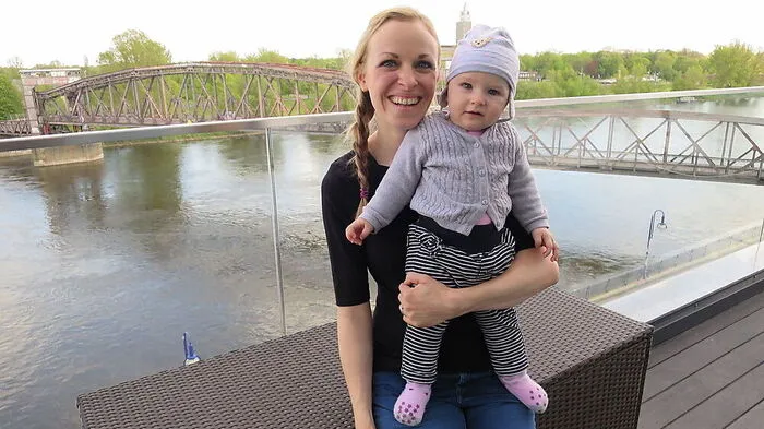 Diesen Blick auf die Elbe genießt Veronika Singer mit Tochter Lena Marie von ihrer Wohnung aus