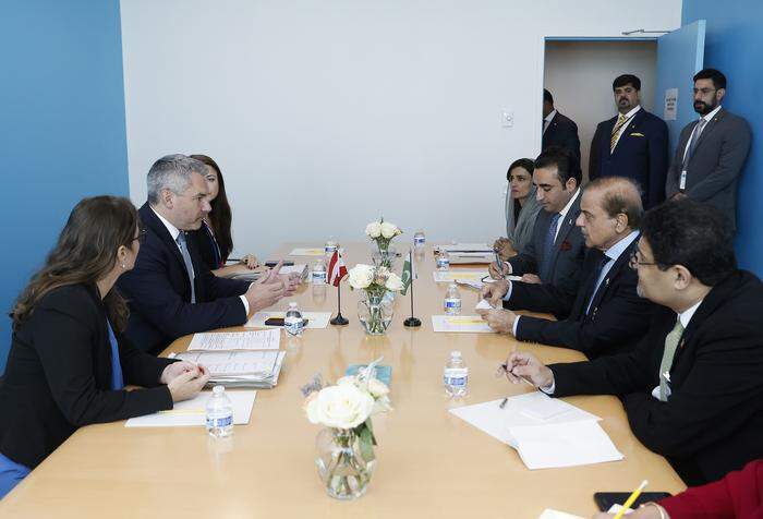 Mit Pakistans Premierminister Shehbaz Sharif sprach Nehammer über Katastrophenhilfe und Rückführung von Asylwerbern. 