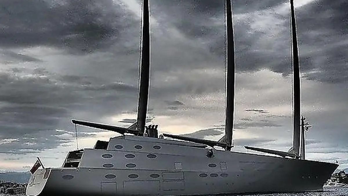 Die 143 Meter lange Segeljacht liegt weiter im Hafen von Triest