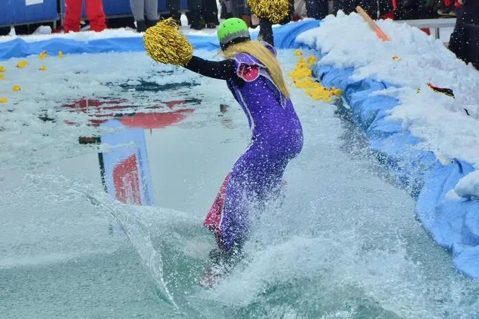 Auf den Wellen unterwegs wie ein Surfer