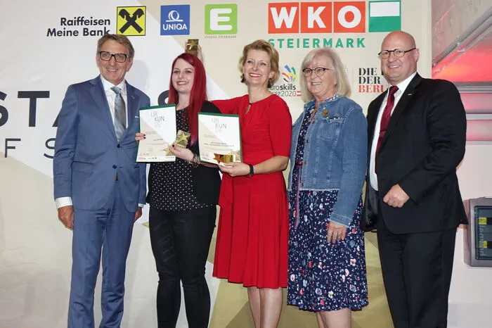 Klicken Sie sich durch die Fotos der Gala!