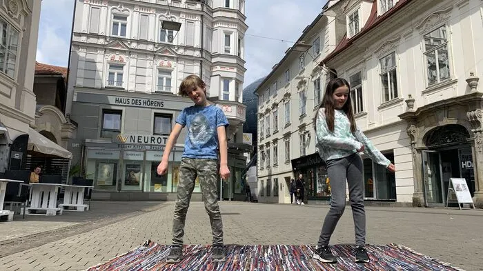 Am Sonntag rollte das Team von Urban Fish Tank in Graz wieder den Fleckerlteppich aus und bat Passanten zum Vortanzen.