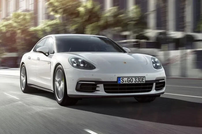 Neben der Power des 2,9-Liter-V6-Biturbos (330 PS/450 Nm) steht die elektrische Leistung des E-Motors – 136 PS und 400 Nm Drehmoment – ab dem ersten Antippen des Fahrpedals zur Verfügung. Er wird über eine flüssigkeitsgekühlte Lithium-Ionen-Batterie mit einem Energiegehalt von 14,1 kWh mit Strom versorgt. Für die Kraftübertragung an den Allradantrieb sorgt ein neues Doppelkupplungsgetriebe mit acht Gängen. Die serienmäßige Dreikammer-Luftfederung soll für eine optimale Balance zwischen Komfort und Dynamik sorgen.