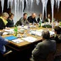 Auf dem Tisch des Matreier Sitzungs- zimmers steht zwar ein Adventkranz: Friedlich geht es bei den Gemeinderatssitzungen aber nicht zu