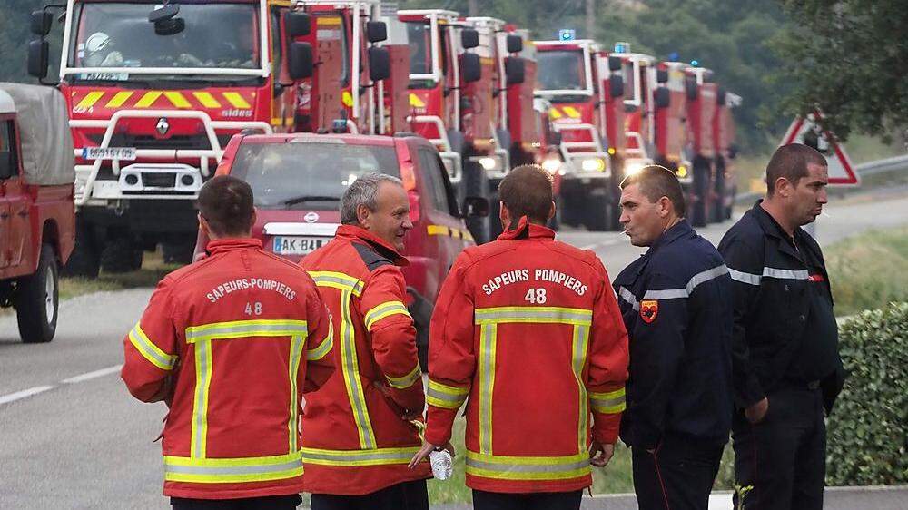 Hunderte Feuerwehrleute bekämpfen Waldbrand in Montirat