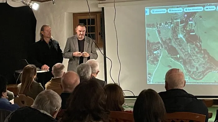 Präsentation des Geländes und der Pläne im "Woferl-Stall": Ferdinand Böhme (li.) und Günther Marchner (re.)