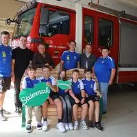 Im Namen von Steiermark Tourismus und der Kleinen Zeitung wird der FF Fladnitz und ihrem Nachwuchs die Herzerlbank übergeben